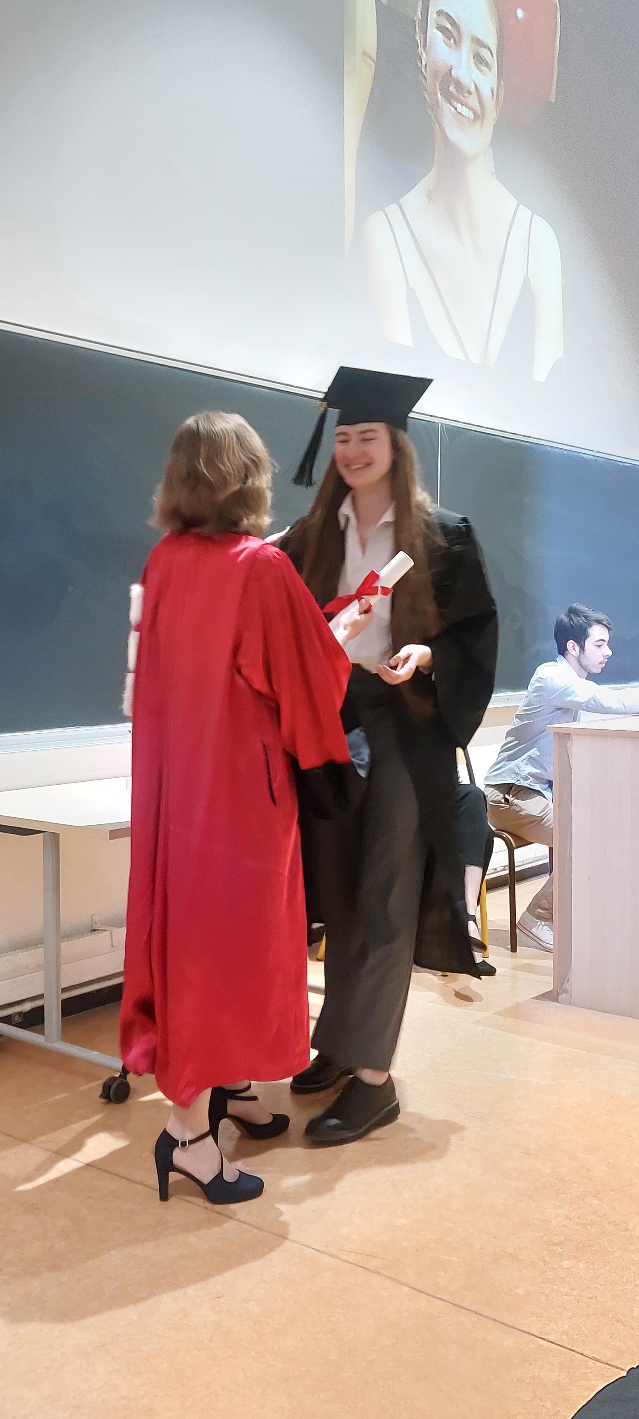 Carole Knibbe, directrice du département Biosciences, remet le diplôme à une jeune diplômée