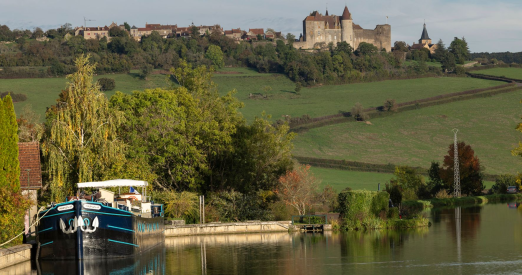 Vue du château depuis le canal de Bourgogne