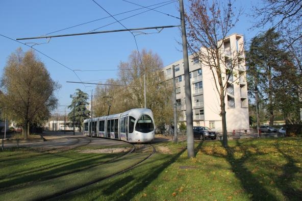 tram devant Louis Neel